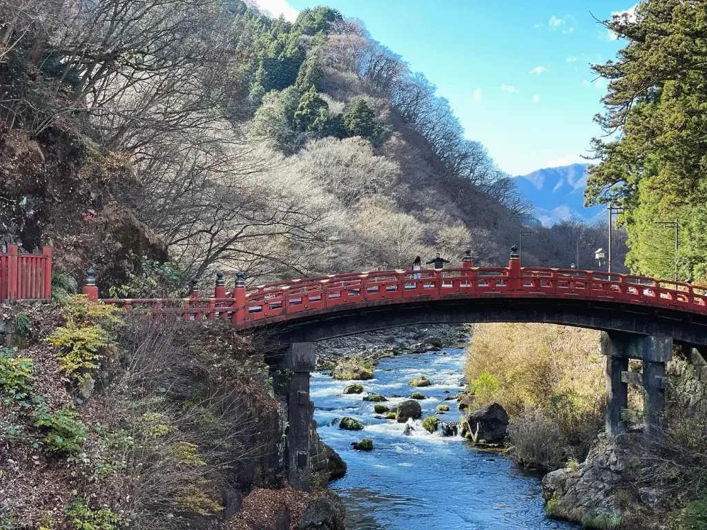 赤い橋と後ろに山々