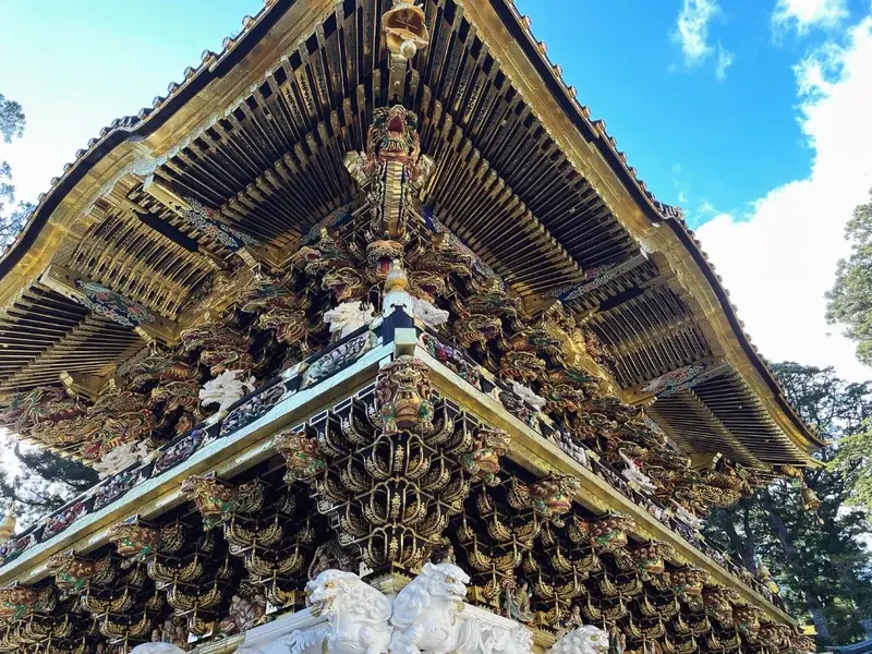 繊細な彫刻のなされた塔