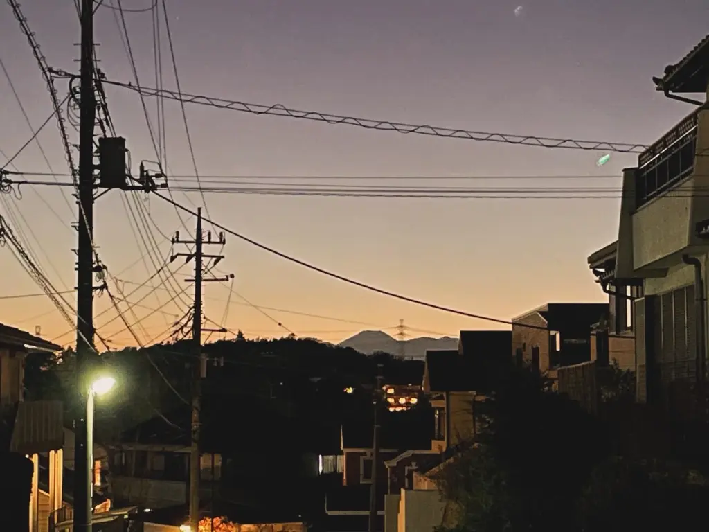 遠くに富士山と思われる山影が見える