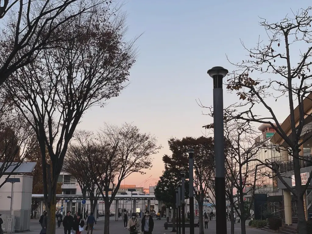 夕暮れの駅前