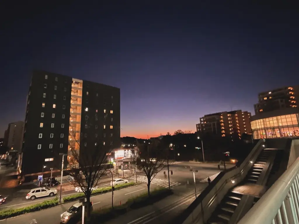 夜景 山々のきわがまだ少し明るい
