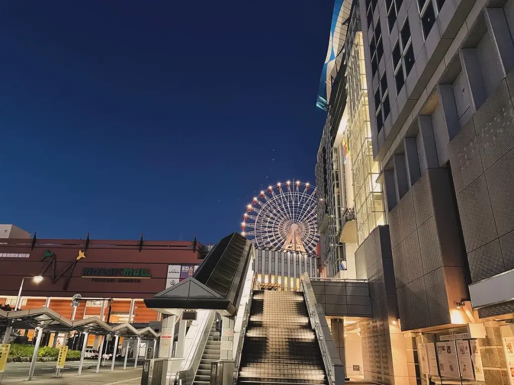 センター北駅 観覧車が見える