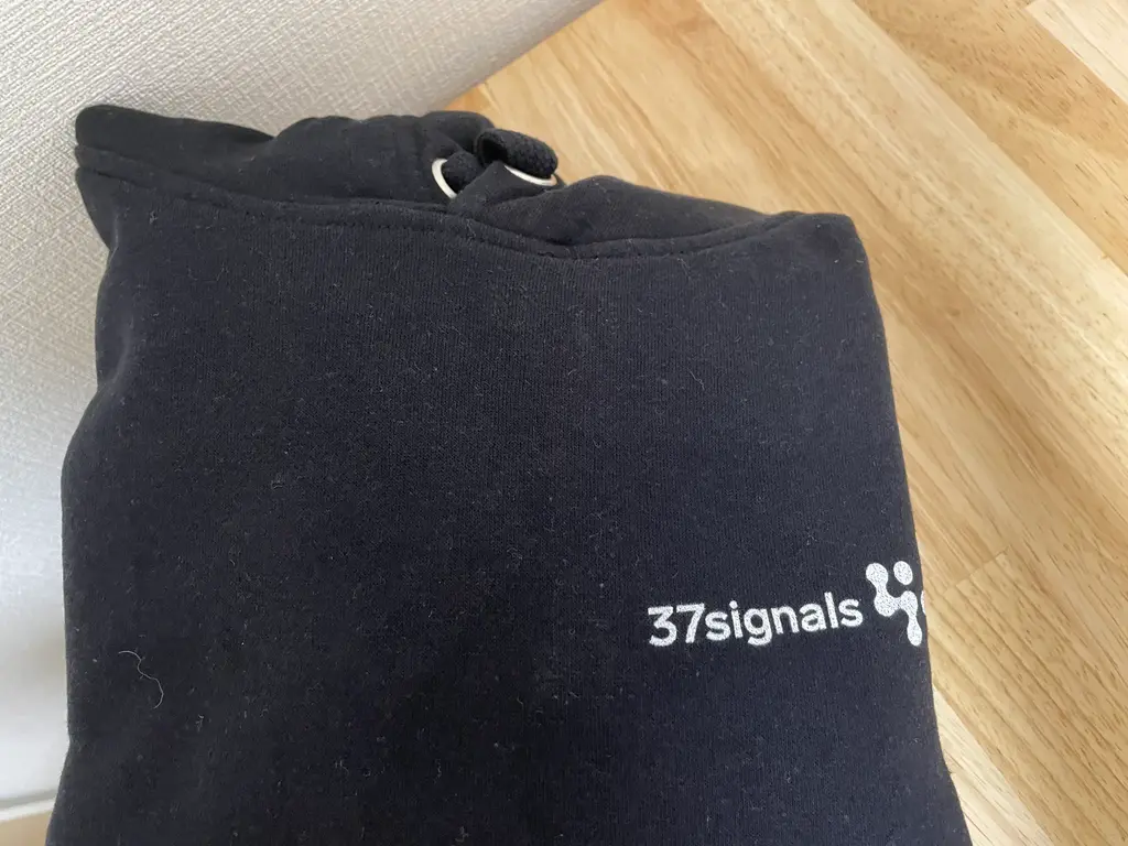 たたまれた黒いパーカー 胸元に37signalsと書いてる