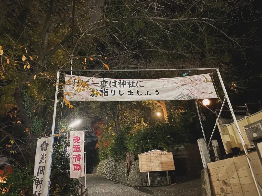神社の入り口 月に一度は神社にお参りしましょうと書かれた布が掲げられている