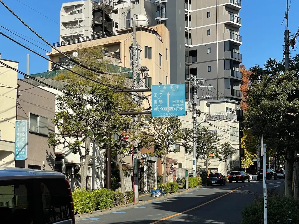 道路 案内板が色褪せている