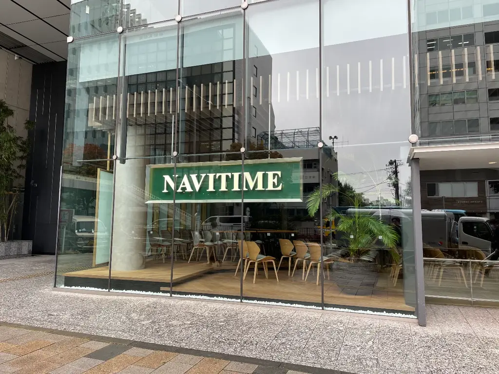 オフィス、デカデカとNAVITIMEと書かれている