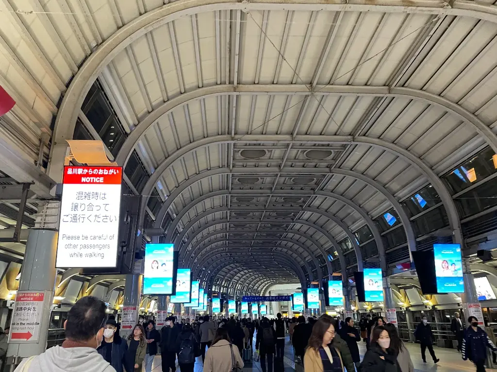 駅のコンコース おんなじ表示のディスプレイが並んでいる