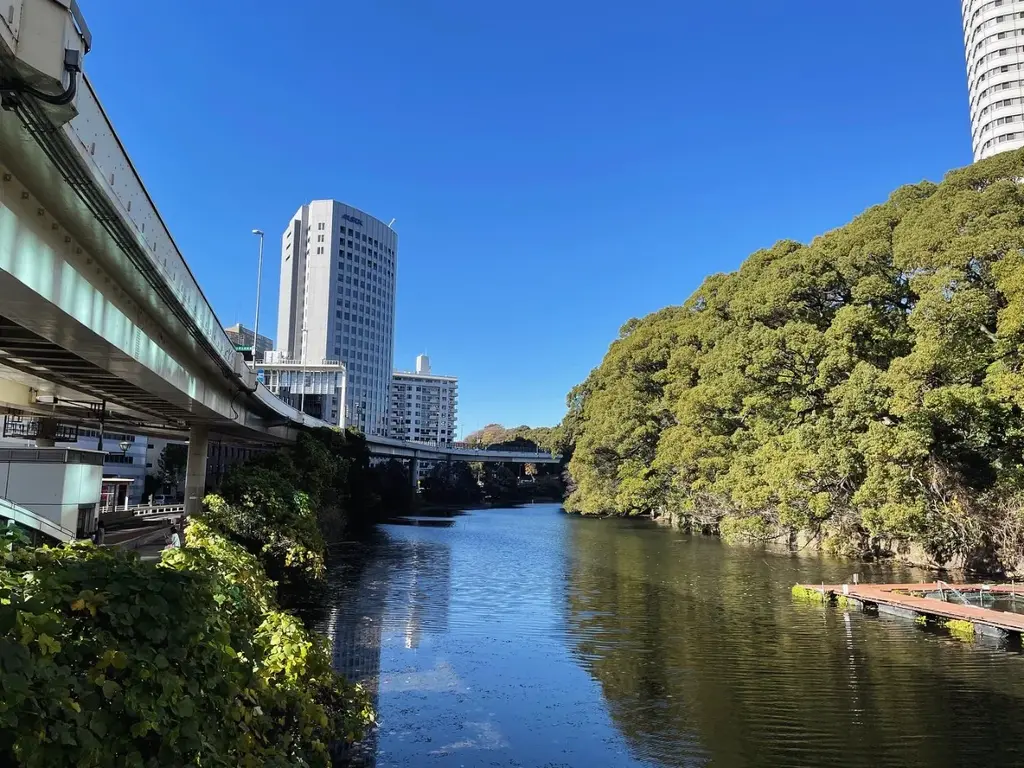 外濠の景色 右手に釣り堀らしきものが見える