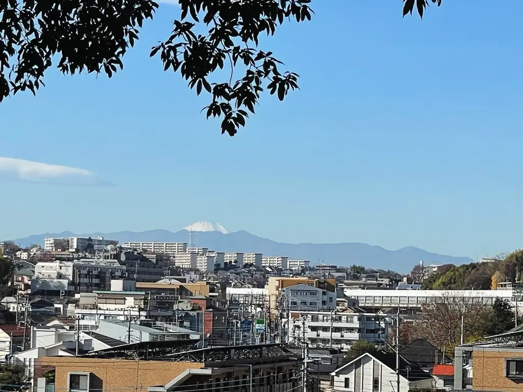 富士山の山頂部分が見える 冠雪している
