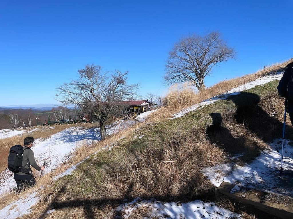 山頂部にもうっすら雪が積もってる