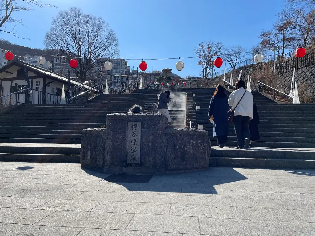 人の少ない石段 伊香保温泉と書かれている