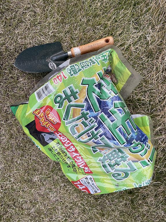 土壌改良剤とスコップ