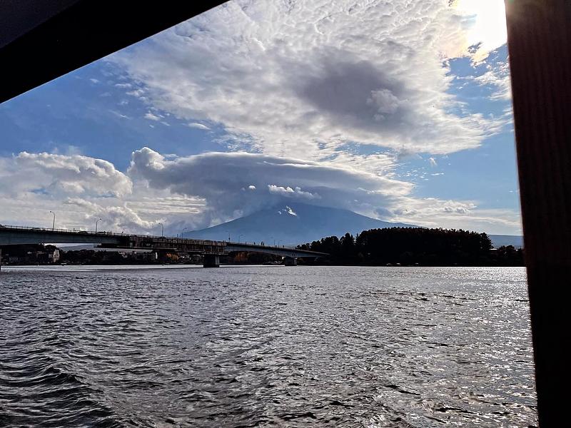 雲のかかった富士山